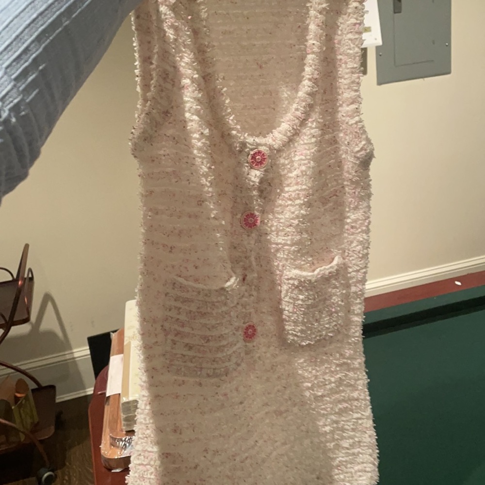 CHANEL Pink Cream Bouclé Tank Top with Pink Buttons - Picture 3 of 3
